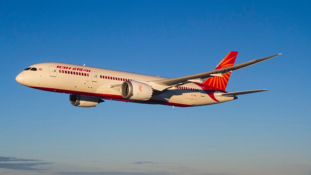 Drunk man pees on woman on Air India flight | एयर इंडिया की फ्लाइट में नशेड़ी यात्री ने महिला के ऊपर कर दिया पेशाब, भीग गया सारा शरीर, नहीं हुई कोई कार्रवाई