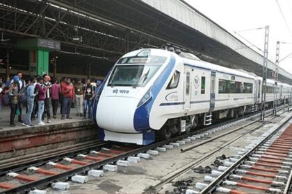 Vande Bharat train New Jalpaiguri to Howrah stone pelting in Bihar barsoi नहीं थम रहीं वंदे भारत ट्रेन पर पथराव की घटनाएं, अब बिहार में हुई पत्थरबाजी