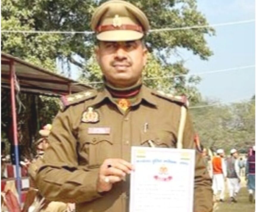 Gonda: इंस्पेक्टर राम प्रकाश यादव को एसपी ने किया सम्मानित