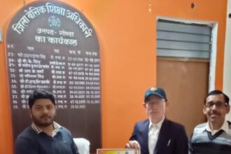 गोण्डा। जिले के बेसिक शिक्षा अधिकारी अखिलेश प्रताप सिंह ने शिक्षा क्षेत्र मुजेहना के प्राथमिक विद्यालय चपरतल्ला के सहायक अध्यापक सुनील कुमार वर्मा को भारत सरकार एवं उत्तर प्रदेश सरकार द्वारा संचालित सड़क सुरक्षा माह अंतर्गत यातायात एवं अन्य जन जागरूकता कार्यक्रमों में बढ़-चढ़कर हिस्सा लेने व उत्कृष्ट कार्य करने के लिए प्रशंसा पत्र देकर सम्मानित किया। इस अवसर पर नगर क्षेत्र के खंड शिक्षा अधिकारी राम खेलावन सिंह, जिला व्यायाम शिक्षक संजय सिंह, जिला समन्वयक हरि गोविंद यादव, शिक्षा विभाग के अधिकारी, कर्मचारी और शिक्षक मौजूद रहे। खंड शिक्षा अधिकारी श्रीमती हेमलता त्रिपाठी के साथ ही जनपद के शिक्षकों, विद्यालय स्टाफ, अभिभावकों और बच्चों ने शिक्षक सुनील कुमार वर्मा की इस उपलब्धि पर उन्हें बधाई दी है। सुनील कुमार वर्मा जिले के मोतीगंज क्षेत्र के ग्राम कोटिया बेसहूपुर के मूल निवासी हैं। उन्होंने अपने सृजनात्मक कार्यों से बेसिक शिक्षा विभाग गोण्डा का नाम प्रदेश और देश में रोशन किया है।