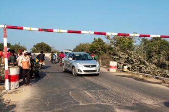 सरयू पुल के मरम्मत कार्य से लोगों पर पड़ रही दोहरी मार, लखनऊ का सफर हुआ मुश्किल