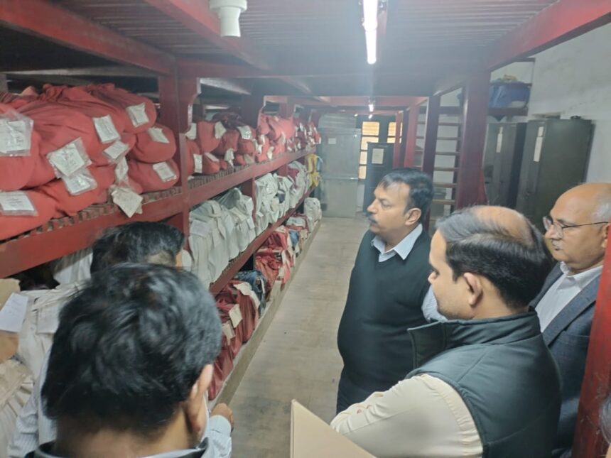 Gonda: अपर आयुक्त ने किया कलेक्ट्रेट के न्यायालयों का औचक निरीक्षण, दिए आवश्यक निर्देश