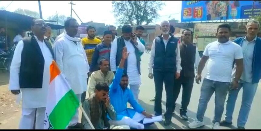 पवन खेड़ा की गिरफ्तारी पर भड़के कांग्रेसी, धरना-प्रदर्शन कर सौंपा ज्ञापन